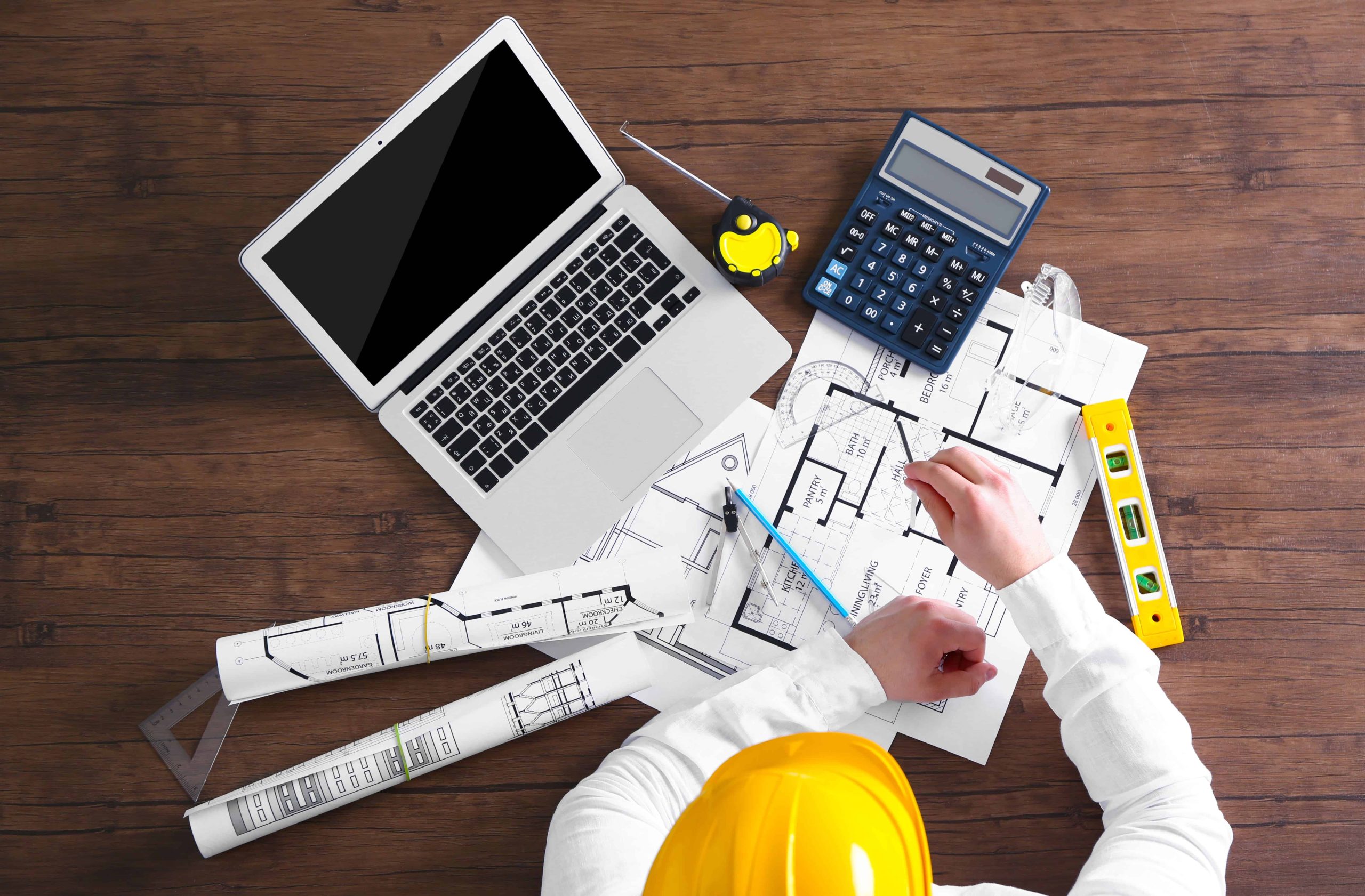 Com um diploma de engenharia civil, você pode atuar em grandes projetos de construção e infraestrutura. Ele oferece oportunidades em empresas públicas e privadas, além de alta empregabilidade e salários atrativos. A profissão também permite trabalhar em áreas como construção sustentável.