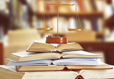 O diploma de direito permite exercer a advocacia e atuar em diversas áreas jurídicas. Ele abre portas para concursos públicos em cargos como juiz, promotor e delegado, além de oferecer oportunidades em empresas privadas, garantindo status e alta remuneração no mercado jurídico.